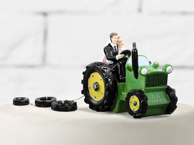 Mladomanželia na traktore