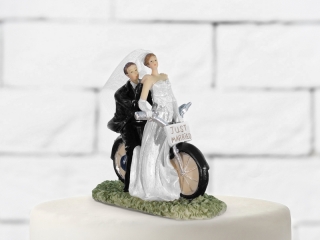 Mladomanželia na motorke